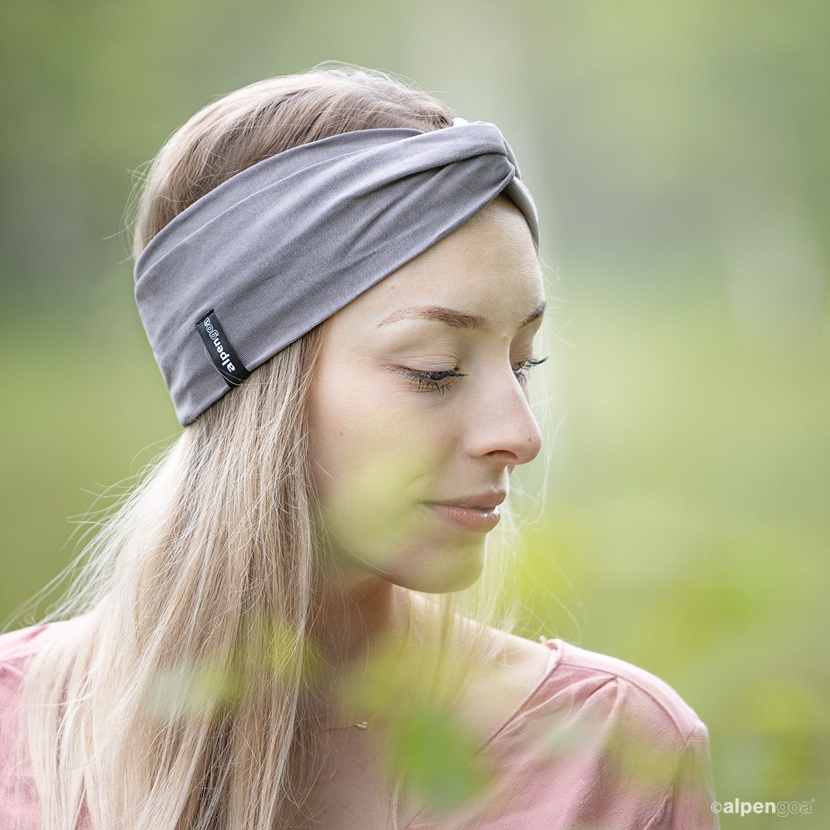 Stirnband aus BIO Baumwolle Taupe Tragebeipiel 3